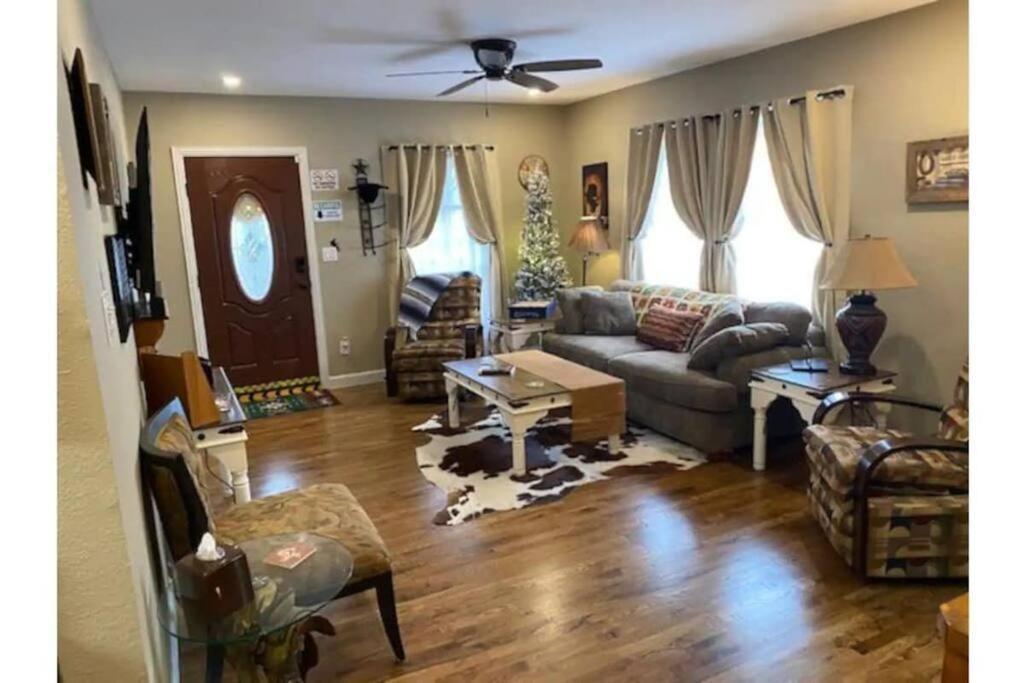 Stockyards!-1 Block Away ! Cowboy Cottage Sleeps 9 Fort Worth Ngoại thất bức ảnh