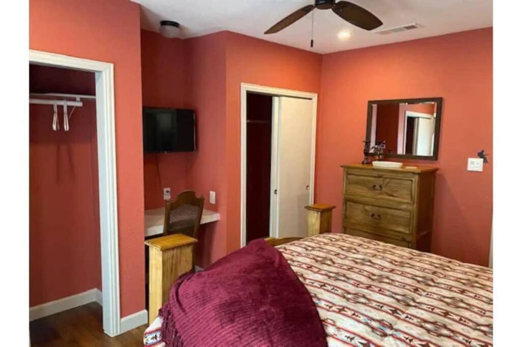Stockyards!-1 Block Away ! Cowboy Cottage Sleeps 9 Fort Worth Ngoại thất bức ảnh