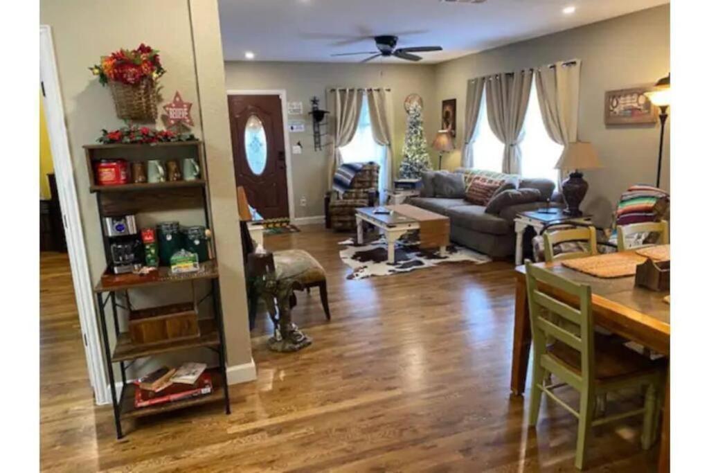 Stockyards!-1 Block Away ! Cowboy Cottage Sleeps 9 Fort Worth Ngoại thất bức ảnh