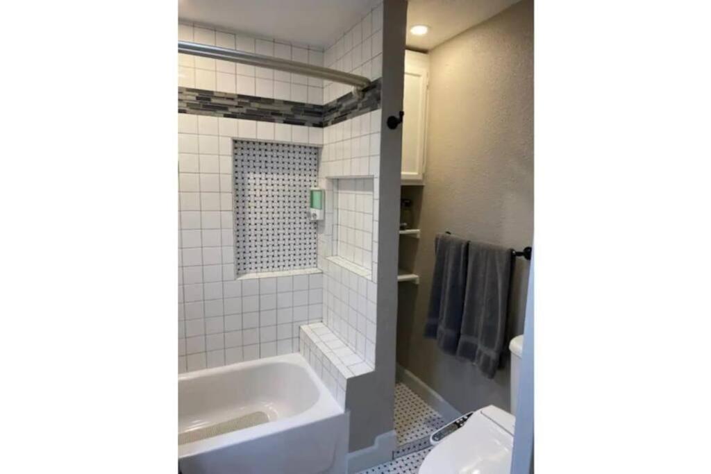 Stockyards!-1 Block Away ! Cowboy Cottage Sleeps 9 Fort Worth Ngoại thất bức ảnh