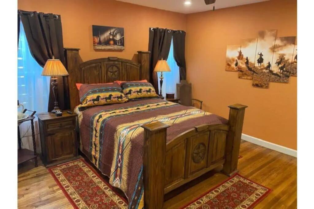 Stockyards!-1 Block Away ! Cowboy Cottage Sleeps 9 Fort Worth Ngoại thất bức ảnh