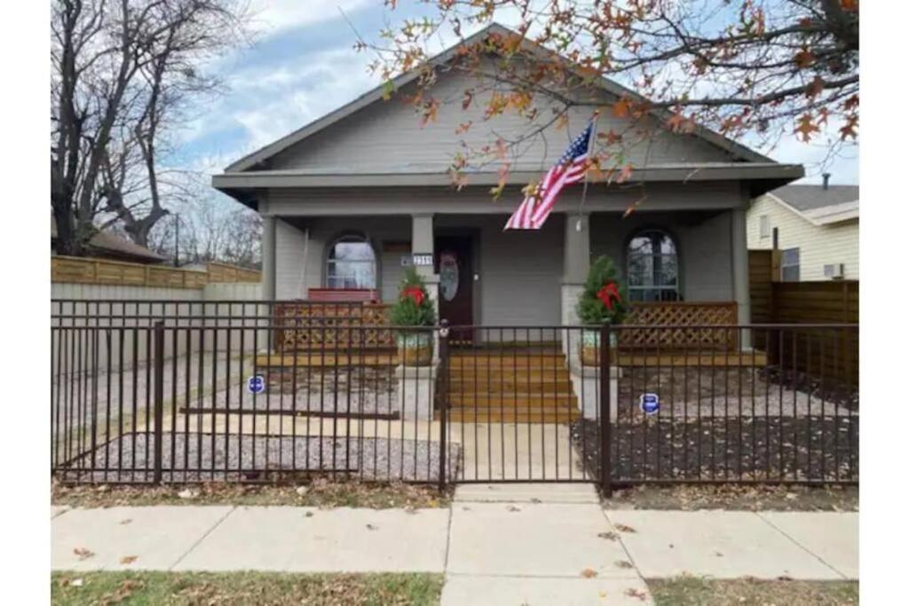 Stockyards!-1 Block Away ! Cowboy Cottage Sleeps 9 Fort Worth Ngoại thất bức ảnh