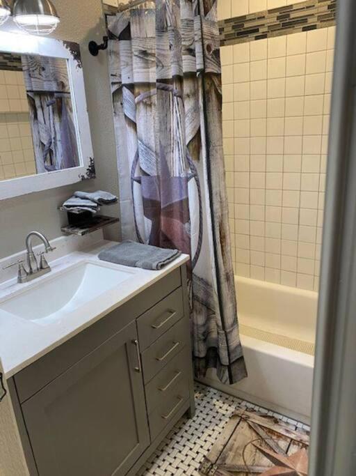 Stockyards!-1 Block Away ! Cowboy Cottage Sleeps 9 Fort Worth Ngoại thất bức ảnh