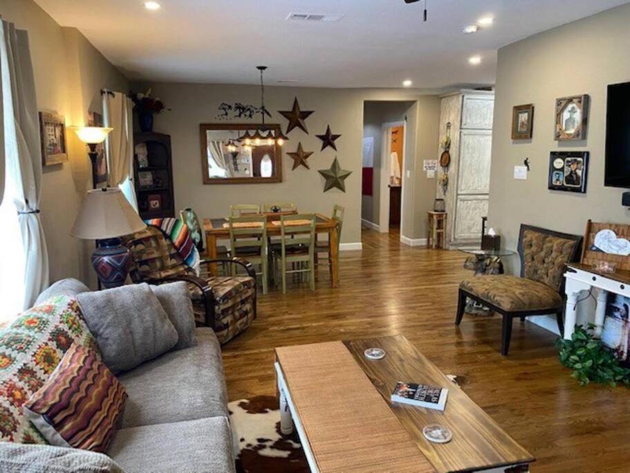 Stockyards!-1 Block Away ! Cowboy Cottage Sleeps 9 Fort Worth Ngoại thất bức ảnh
