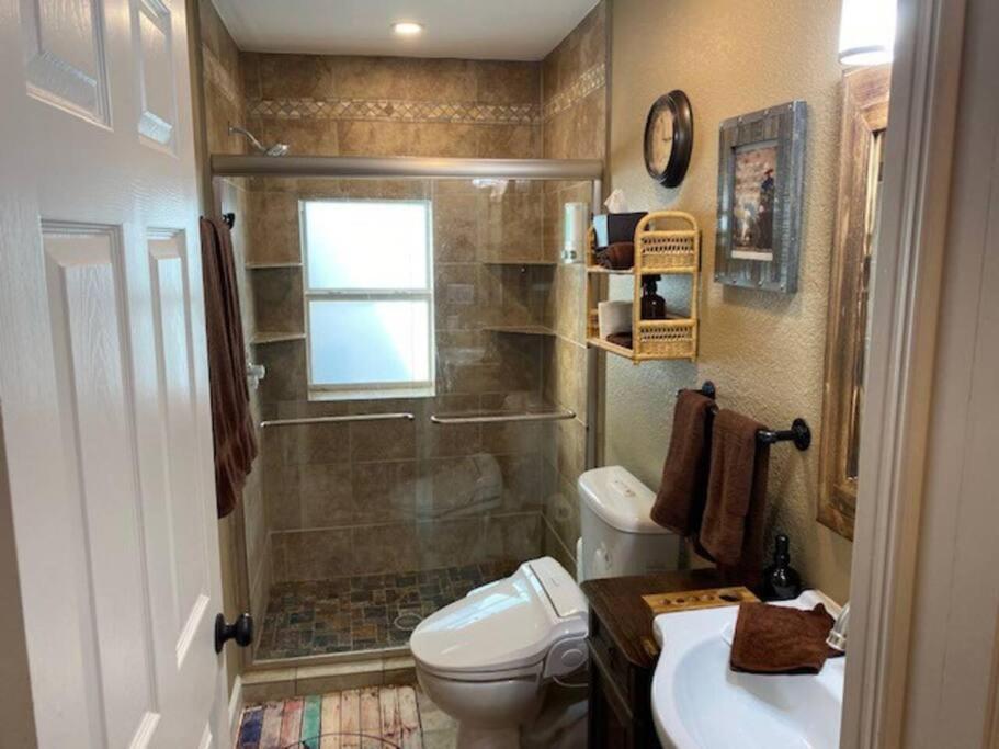 Stockyards!-1 Block Away ! Cowboy Cottage Sleeps 9 Fort Worth Ngoại thất bức ảnh