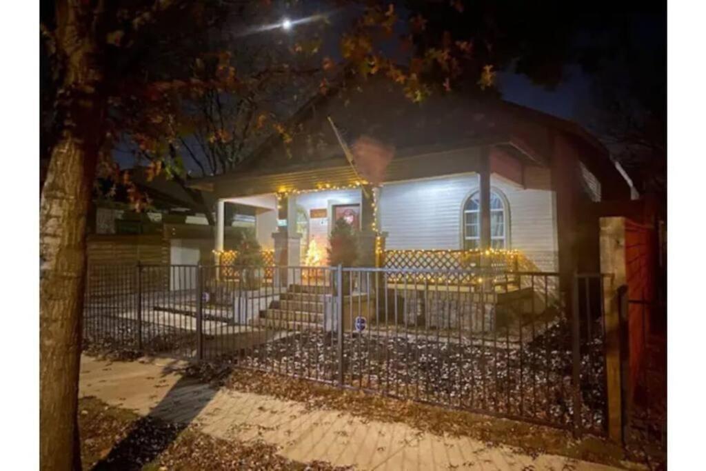 Stockyards!-1 Block Away ! Cowboy Cottage Sleeps 9 Fort Worth Ngoại thất bức ảnh