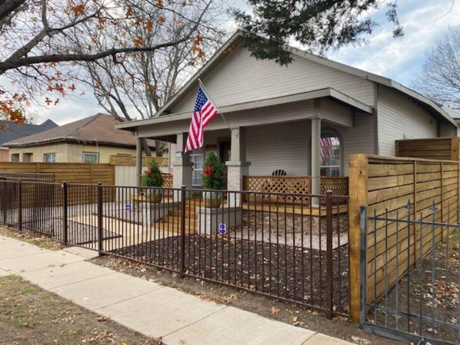 Stockyards!-1 Block Away ! Cowboy Cottage Sleeps 9 Fort Worth Ngoại thất bức ảnh